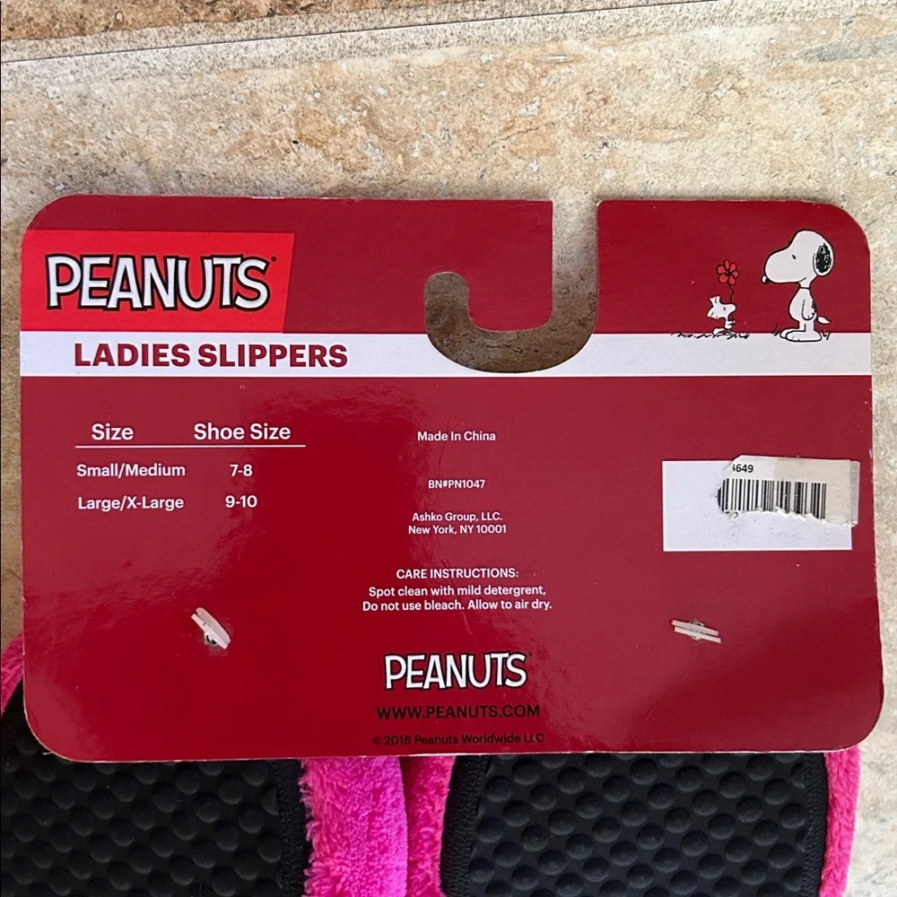Peanuts Snoopy Heart Slippers - Picture 4 of 5